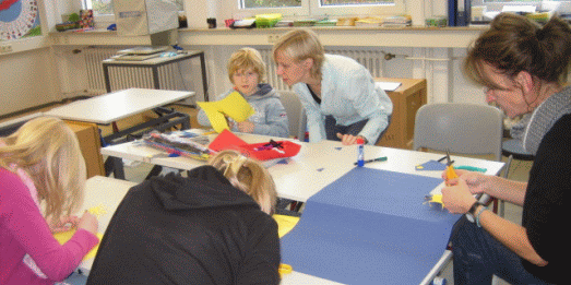 Bastelgruppe bei der Arbeit