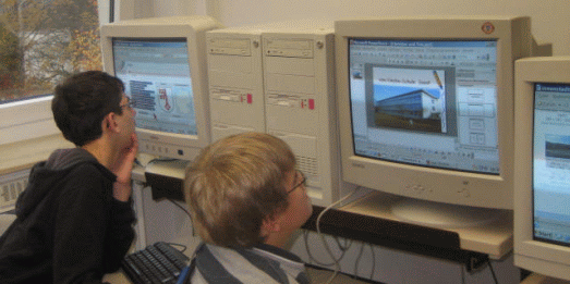 Sch�ler der Dokumentationsgruppe an Computern