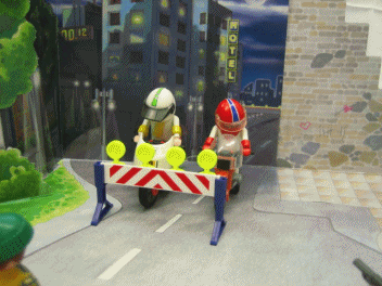 Zwei R�uber stehlen zwei Motorradfahrern ihre Motorr�der