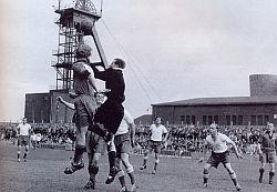 Spiel des SV Sodingen im unmittelbar neben der Zeche Mont Cenis gelegenen Stadion in den 1950er Jahren. Foto: Bildstelle der Stadt Herne 
