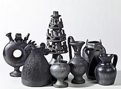 Eine Auswahl schwarzer Keramik aus der Sammlung von Tobias Werner