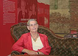 Helga Voigt (86) - eine von 16 Zeitzeuginnen, die das Museum f�r die Ausstellung befragt hat und deren Lebensweg im Video-Interview sowie auf Fotos und mit Exponaten in der Ausstellung dokumentiert ist. Helga Voigt studierte w�hrend und nach dem Zweiten Weltkrieg Medizin, absolvierte ihre Facharztausbildung zur Neurologin in Dortmund und er�ffnete dort 1969 ihre eigene Praxis. Daneben f�hrte sie den Familienhaushalt mit vier Kindern.