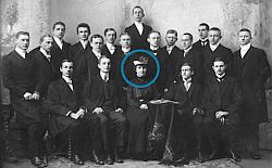 Ausnahmefrau und Trendsetterin von Anfang an: Ermentrude B�cker von Ranke, Enkelin des Historikers Leopold von Ranke, als einzige Sch�lerin an einem Knabengymnasium im th�ringischen Rudolstadt 1911. Weitreichende Verbindungen ihres Elternhauses erm�glichen ihr immer wieder den Zugang zu Positionen, die f�r andere unerreichbar sind. Ihr Werdegang setzt Ma�st�be f�r andere Frauen. Foto Privatbesitz