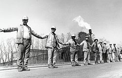 Das Bild zeigt eine Menschenkette zum Protest gegen die Stilllegung der Henrichsh�tte aus dem Jahr 1987. Foto: Vollmer (privat)