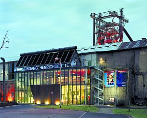 Im Bild ist der beleuchtete Museumseingang zu sehen.