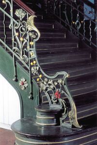 Treppe mit Jugendstil-Elementen in der Alten Verwaltung von Zollern.
