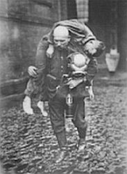 Das Bild zeigt einen Grubenwehrmann beim Bergen eines verungl�ckten Kameraden. Foto: Fritz-H�ser-Institut