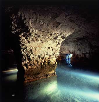 Kellergew�lbe mit einem Wasserbecken, eine der Paderquellen.