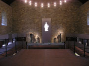 An der Schmalseite der Aula Regia h�ngt ein stilisierter K�nig.