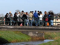 Eine Sch�llergruppe auf einer Br�cke an der Giegel-Aa