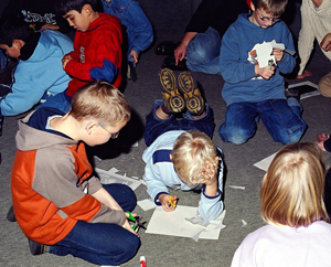 Bastelnde Kinder