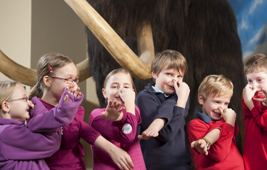 Kinder spielen Elefant. Copyright Oblonczyk, LWL Kinder spielen Elefant. Copyright Oblonczyk, LWL