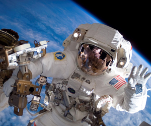 Winkender Raumfahrer im All. Copyright NASA