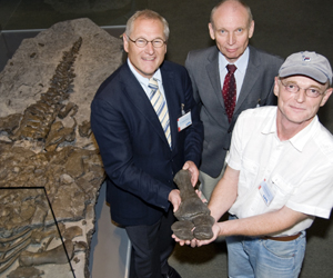 LWL-Direktor Dr. Wolfgang Kirsch, Museumsdirektor Dr. Alfred Hendricks und Pr�parator Manfred Schl�sser (v.li.) vor dem Schwimmsaurier