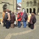 Am Sandstein der Petrikirche erstastete die Teilnehmer versteinerte Muscheln (vergrößerte Bildansicht wird geöffnet)