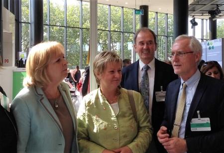 Ulrich Adlhoch, Leiter des LWL-Integrationsamtes, erläutert Ministerpräsidentin Hannelore Kraft und Kultusministerin Silvia Löhrmann die Zusammenarbeit bei STAR. (vergrößerte Bildansicht wird geöffnet)