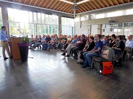 Das Foto zeigt die Mitarbeiter/-innen im Plenum beim Fortbildungstag, Bildnachweis: BBW Soest