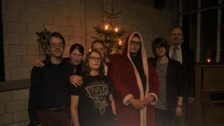 Vor dem geschmückten Weihnachtsbaum von links: Florian Fockenberg, Maren Hesse, Greta Rolfes, Corinna Kuper, Mateusz Gospodarczyk, Pascàl Sorgenfrei und BBW-Leiter Erwin Denninghaus, Foto: BBW Soest