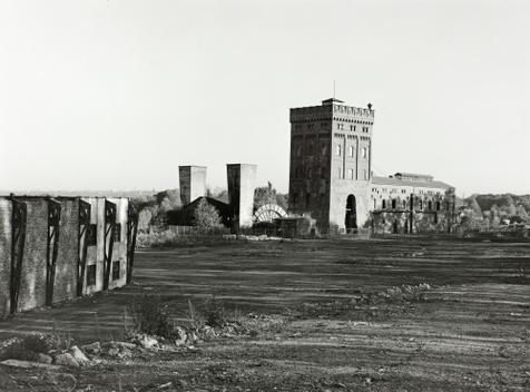 Die nach Stilllegung und Teilabriss übrig gebliebenen Gebäude der Zeche Hannover: Grubenlüftergebäude, Malakowturm Schacht I und Maschinenhalle, September 1984. Foto: Berthold Socha (vergrößerte Bildansicht wird geöffnet)