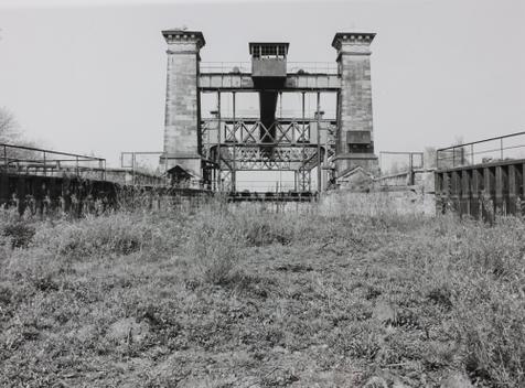 Das trockengefallene Oberwasser des Schiffshebewerks Henrichenburg, Mai 1985. Foto: Berthold Socha (vergrößerte Bildansicht wird geöffnet)