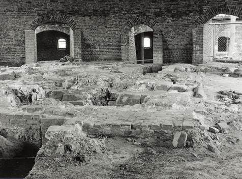 Ausgrabung im Glasturm, November 1987. Im Zentrum sind die Fundamente der beiden Glasöfen zu erkennen. Foto: Berthold Socha (vergrößerte Bildansicht wird geöffnet)