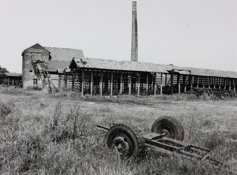 Das Maschinenhaus mit Trockenhorden für die Ziegel, Juni 1984. Foto: Berthold Socha (vergrößerte Bildansicht wird geöffnet)