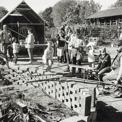 Kinder beim Stockbrotbacken während des Kartoffelfestes, 30. September 2018. Foto: Berthold Socha (vergrößerte Bildansicht wird geöffnet)