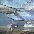 Drei Erdmännchen aus Plüsch stehen am Kai, in dessen Becken ein Kreuzfahrtschiff liegt und links darüber ist die Silhoutte eines Mannes zu erkennen. (vergrößerte Bildansicht wird geöffnet)