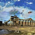Eine Giraffe steht an einer Pfütze, in der sich ein Industriegebäude spiegelt, während ein Fisch über die Szenerie hinweg schwimmt. (vergrößerte Bildansicht wird geöffnet)