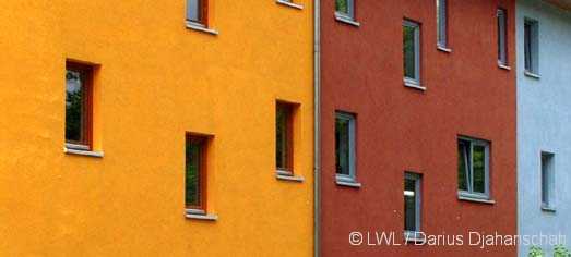 Gelbe, Rote und Blaue Putzfassaden mit Fenstern