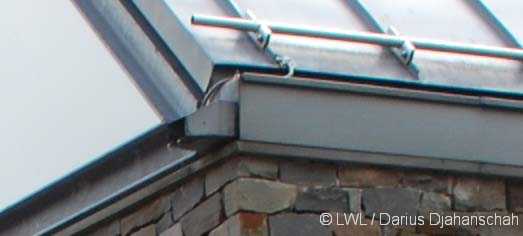 Ortgand- und Traufdetail bei einem metallgedeckten Dach