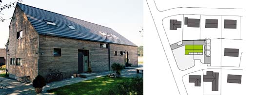 Nordfassade mit Hauseingngen und Lageplan