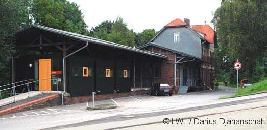 Straenfassde des ehemaligen Bahnhofs