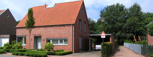 Straenfassade mit Carport und Fuweg zur Ostenstever