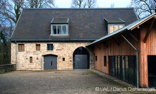 Blick auf die umgebauten Scheunen- und Remisengebde