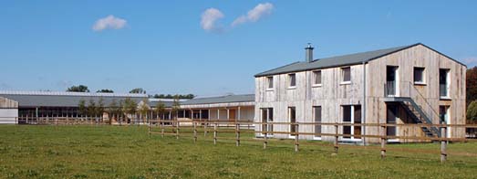 Blick auf den neuen Reiterhof mit Reithalle im Hintergrund  Andreas Heupel, Architekt
