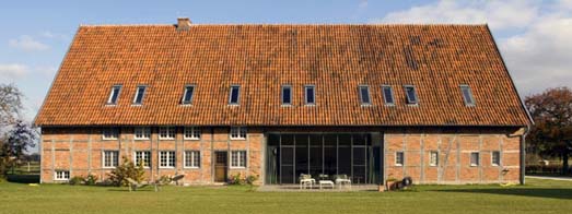 Nach Westen ausgerichtete Traufseite des Haupthauses  Andreas Heupel, Architekt