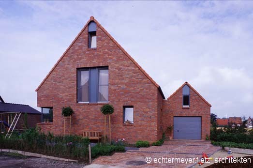 Giebelfassade in rotem Klinker