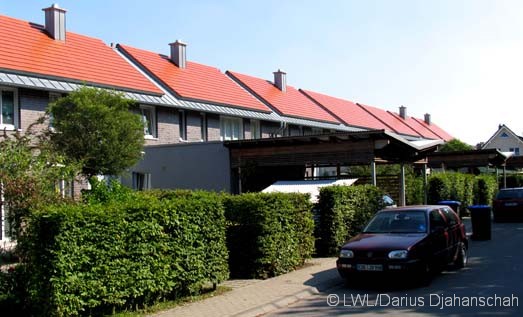 Straenbereich mit Carports