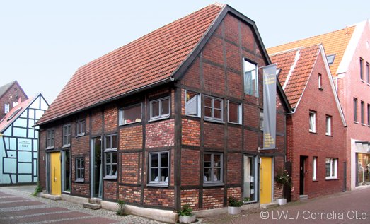 Trauf- und Giebelfassade des umgebauten Fachwerkhauses