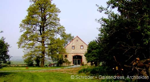 Ostgiebel des umgebauten Gebudes im Aussenbereich