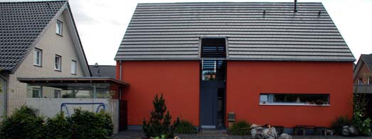Straenfassade mit Nebengebude