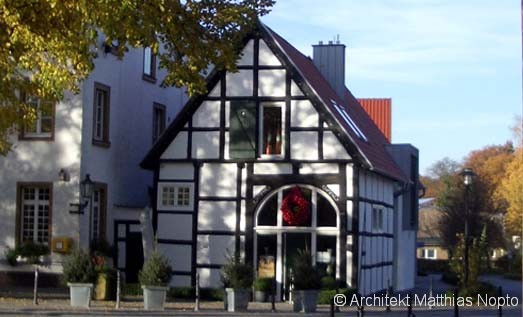 Giebelfassade des umgebauten Fachwerkhauses