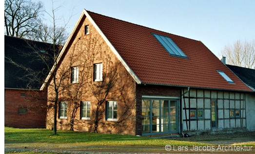 Giebel- und Traufansichten des umgebauten Stallgebudes