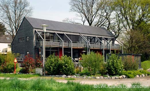 Sdfassade mit Balkonen und Terrassen