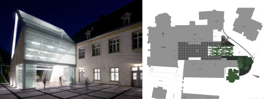 Klosterhof am Abend mit beleuchtetem Lichthaus