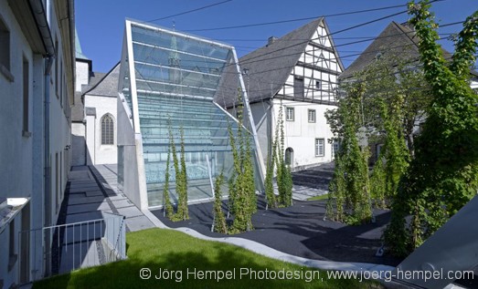 Klosterhof mit Lichthaus aus Glas