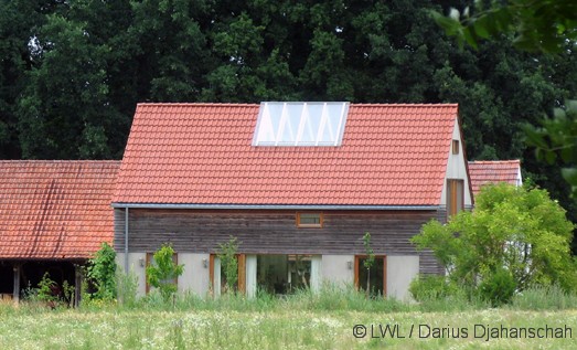 Sdseite des Neubaues mit dahinterliegenden Nebengebuden