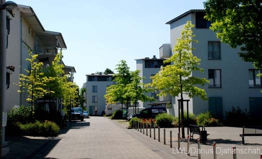 Erschlieungsstrae mit Park- und Sitzpltzen