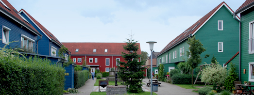 Hof begrenzt durch Garten und Vorgarten